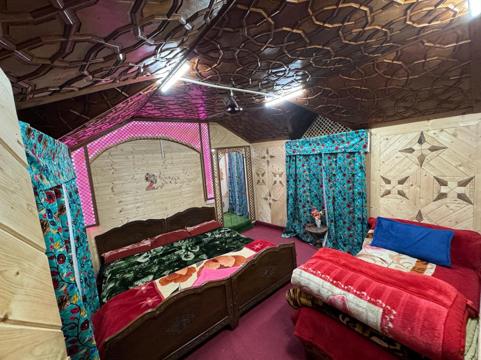 Houseboat Young Balmoral Castle Srinagar  Exterior photo